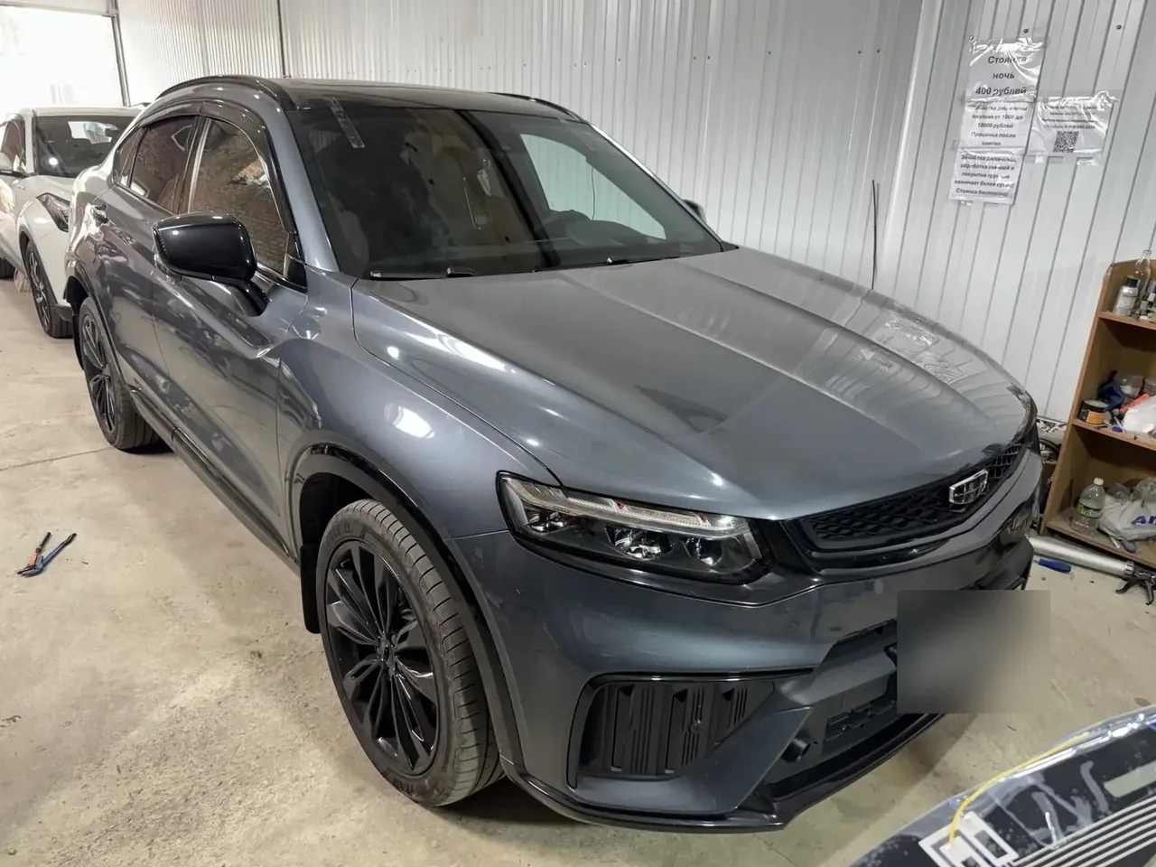 Серый автомобиль в мастерской