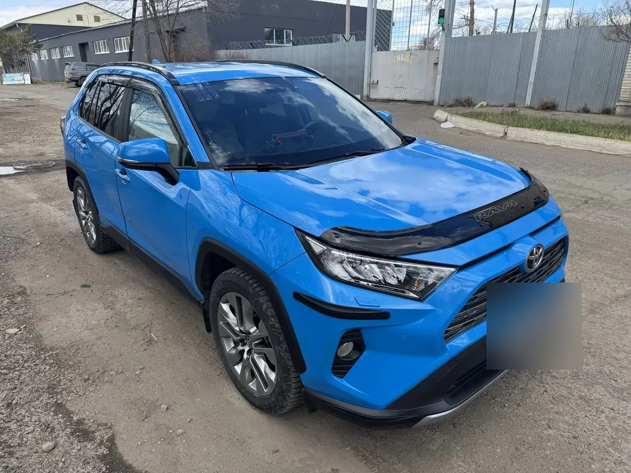 Синий кроссовер